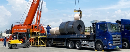 鋼材ドライバーオペレーターの業務風景