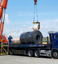 鋼材ドライバーオペレーターの業務風景